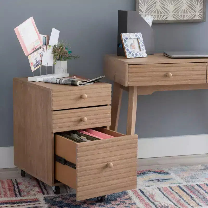 Mobiletto Archivio a 3 Cassetti con Rotelle Wedeln in Legno Finitura Naturale - Powell: Contenitore Mobile con Rotelle Bloccabili