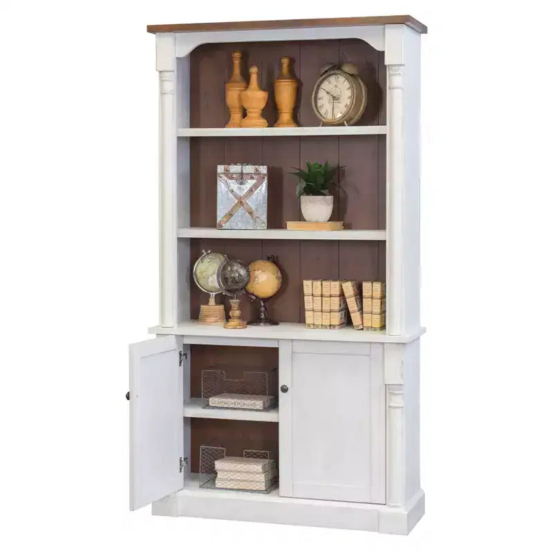 Libreria con 3 ripiani e ante inferiori Durham 198 cm, bianca - Martin Furniture: stile cottage, ferramenta in metallo