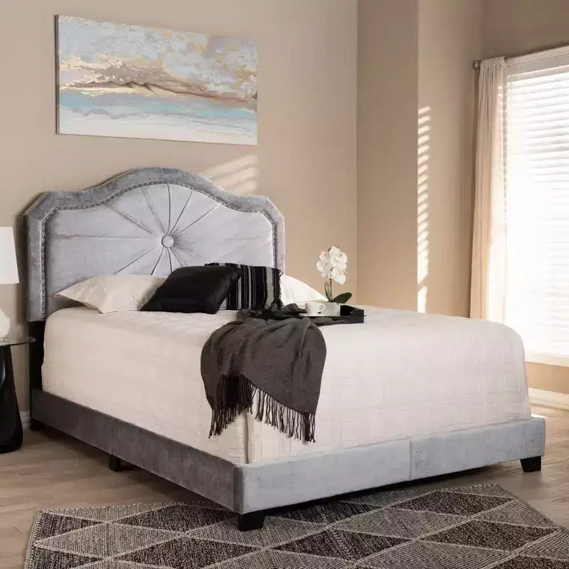 Letto imbottito in tessuto Queen Embla velluto grigio - Baxton Studio: design moderno capitonné, finitura lucida, imbottitura in schiuma, telaio in MDF