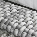 Panca da ingresso in velluto grigio Storied Home: Pouf imbottito, struttura in acacia, lunghezza 113 cm