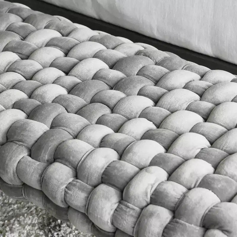 Panca da ingresso in velluto grigio Storied Home: Pouf imbottito, struttura in acacia, lunghezza 113 cm