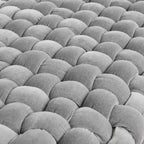 Panca da ingresso in velluto grigio Storied Home: Pouf imbottito, struttura in acacia, lunghezza 113 cm