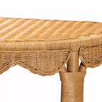 bali & pari Tavolino console in rattan con bordo smerlato Paisley, miele chiaro