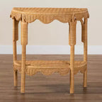 bali & pari Tavolino console in rattan con bordo smerlato Paisley, miele chiaro
