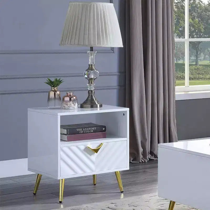 Tavolini d'appoggio Gaines da 20" bianco lucido - Acme Furniture: Design di metà secolo, gambe in metallo dorato, ripiano portaoggetti