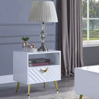 Tavolini d'appoggio Gaines da 20" bianco lucido - Acme Furniture: Design di metà secolo, gambe in metallo dorato, ripiano portaoggetti