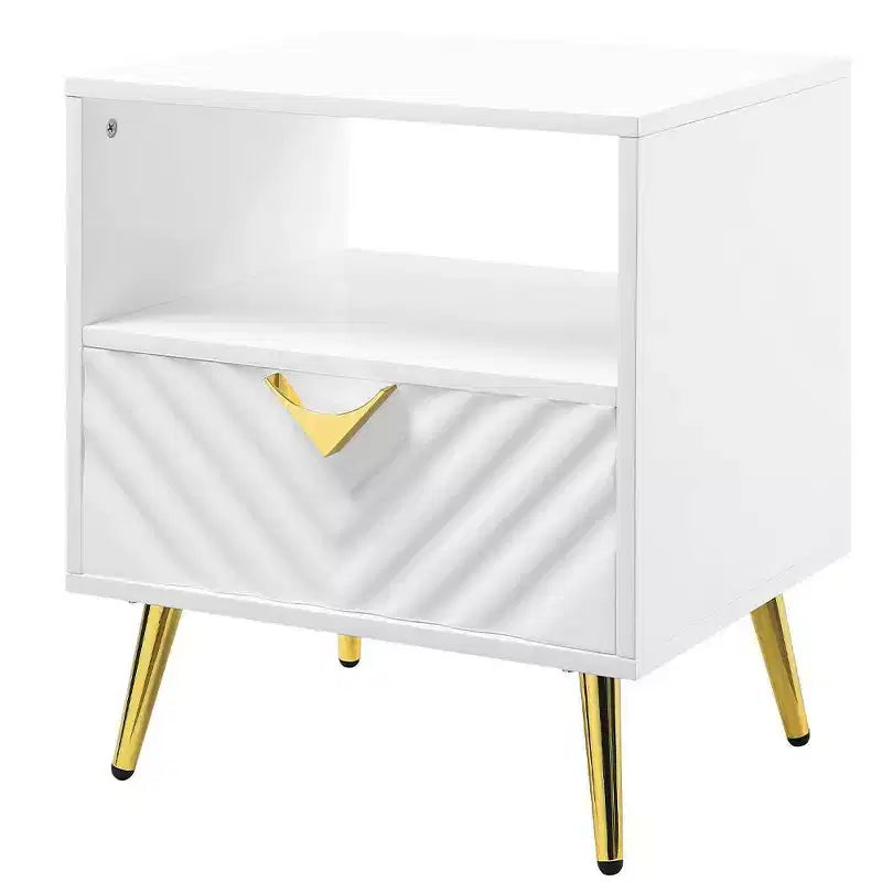 Tavolini d'appoggio Gaines da 20" bianco lucido - Acme Furniture: Design di metà secolo, gambe in metallo dorato, ripiano portaoggetti