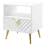 Tavolini d'appoggio Gaines da 20" bianco lucido - Acme Furniture: Design di metà secolo, gambe in metallo dorato, ripiano portaoggetti
