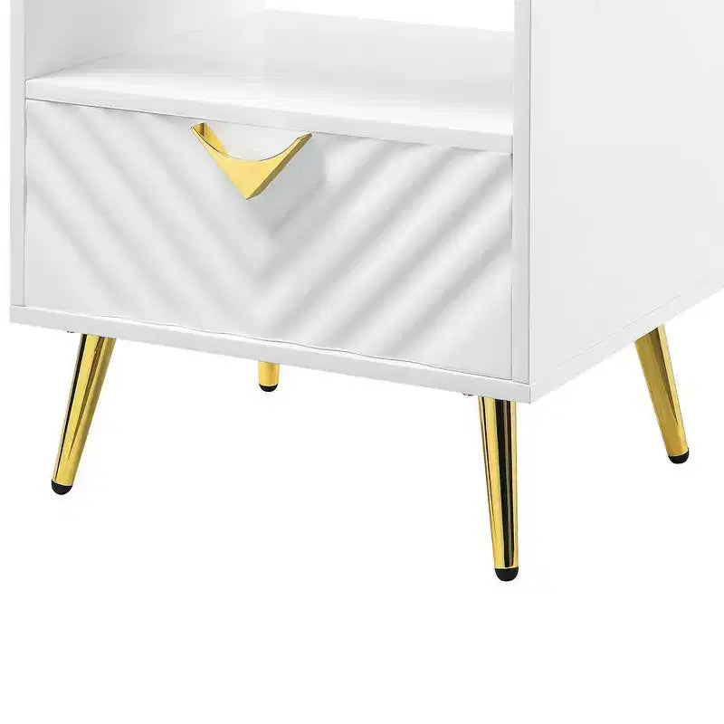 Tavolini d'appoggio Gaines da 20" bianco lucido - Acme Furniture: Design di metà secolo, gambe in metallo dorato, ripiano portaoggetti