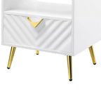 Tavolini d'appoggio Gaines da 20" bianco lucido - Acme Furniture: Design di metà secolo, gambe in metallo dorato, ripiano portaoggetti