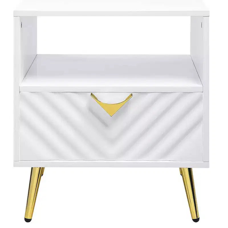 Tavolini d'appoggio Gaines da 20" bianco lucido - Acme Furniture: Design di metà secolo, gambe in metallo dorato, ripiano portaoggetti