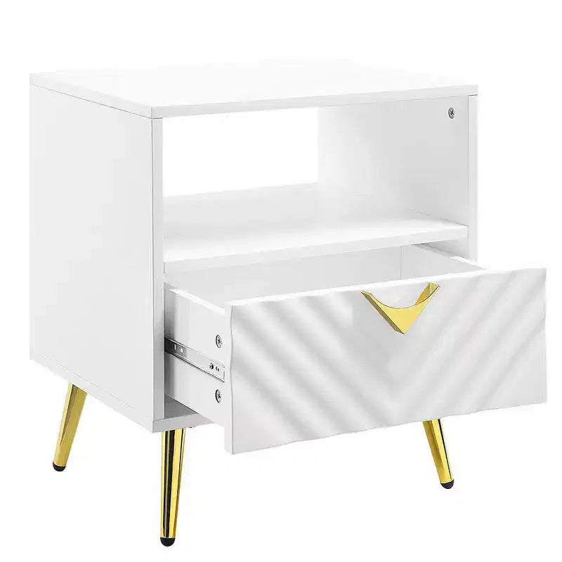 Tavolini d'appoggio Gaines da 20" bianco lucido - Acme Furniture: Design di metà secolo, gambe in metallo dorato, ripiano portaoggetti