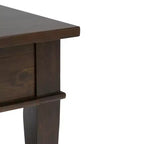 Tavolino da caffè WyndenHall da 112 cm in legno massello di tiglio con cassetto e finitura laccata