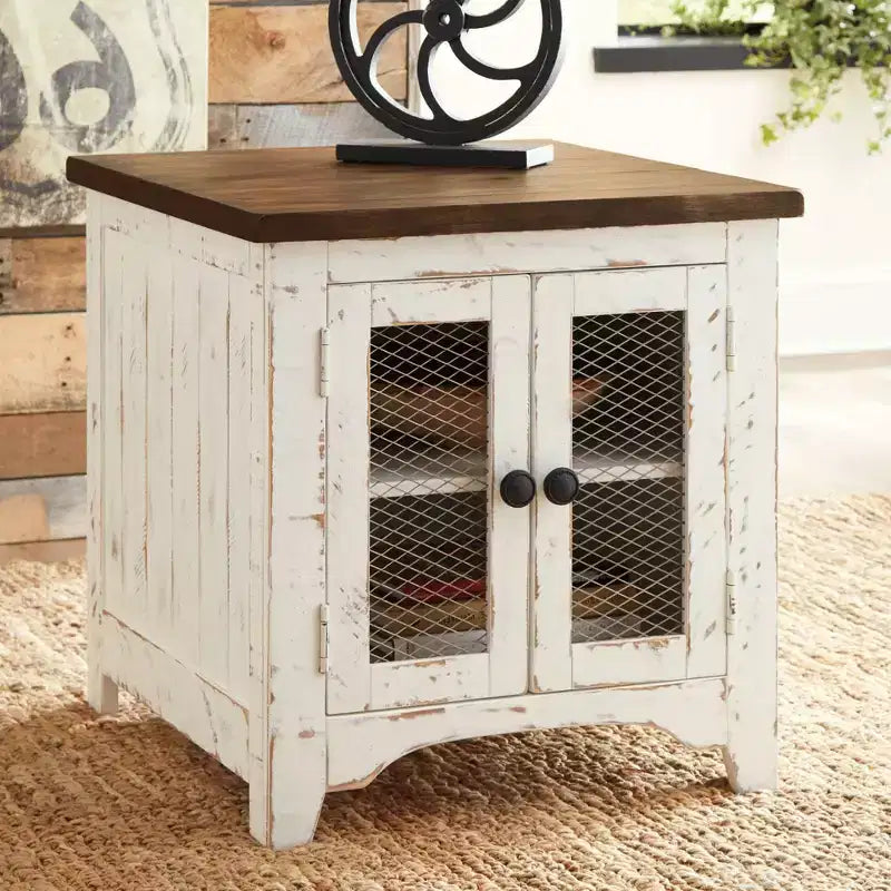 Tavolino Wystfield Bianco/Marrone - Signature Design by Ashley: Stile Moderno con Ripostiglio, Gambe in Legno e Ante Doppie