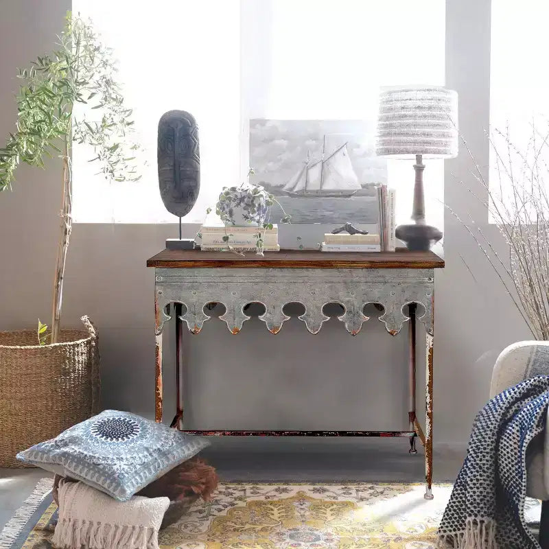 Tavolino da divano smerlato Storied Home Argento: Stile rustico con finitura in zinco, piano in legno di abete, capacità 20 kg
