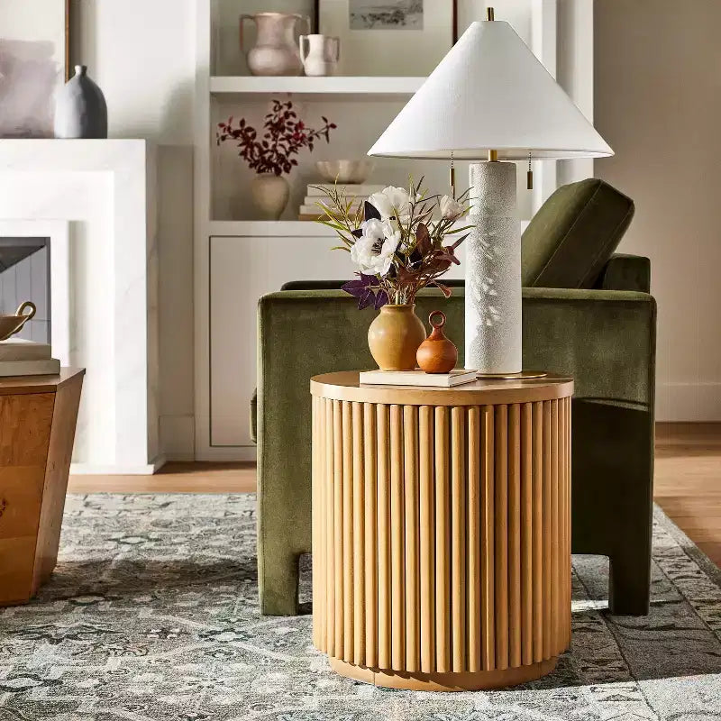 Tavolino con perni laterali Natural - Threshold™ progettato con Studio McGee Completamente assemblato