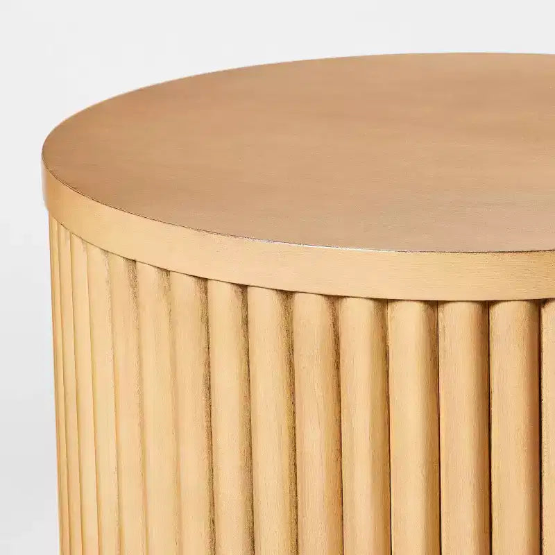 Tavolino con perni laterali Natural - Threshold™ progettato con Studio McGee Completamente assemblato