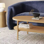 Tavolino ovale Nathan James in legno di pino caldo e rattan da 46" - Warm Pine