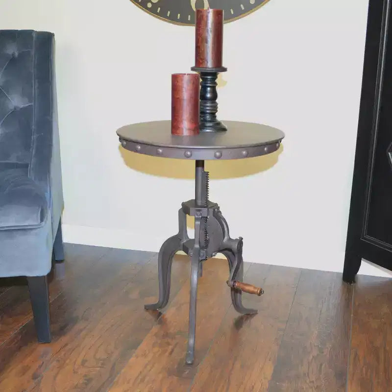 Tavolino d'accento industriale regolabile a manovella Carolina Living Tanvi: 24" di altezza, metallo rotondo, 18" di larghezza