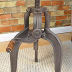 Tavolino d'accento industriale regolabile a manovella Carolina Living Tanvi: 24" di altezza, metallo rotondo, 18" di larghezza