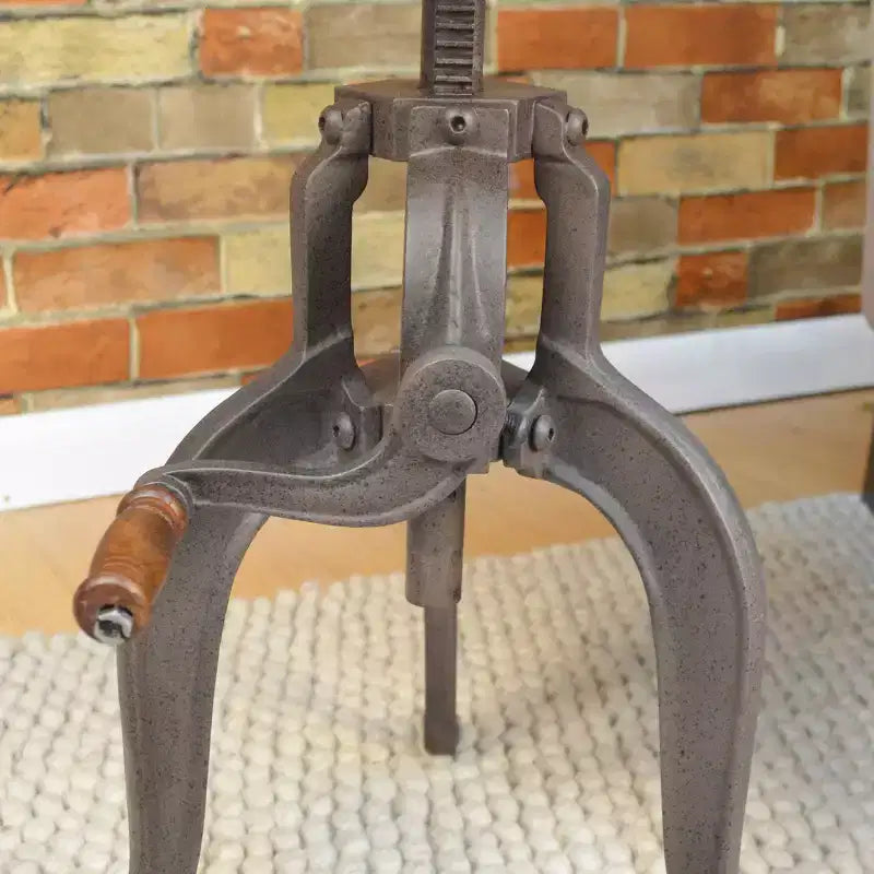 Tavolino d'accento industriale regolabile a manovella Carolina Living Tanvi: 24" di altezza, metallo rotondo, 18" di larghezza