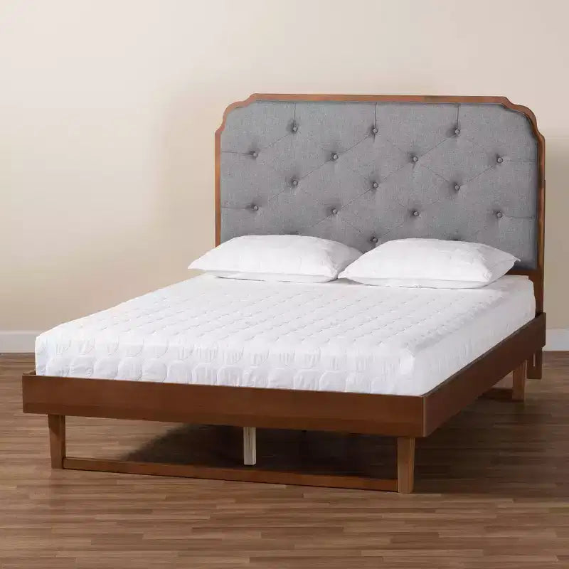 Baxton Studio King Roald Letto a piattaforma in tessuto e legno Grigio/Marrone Noce