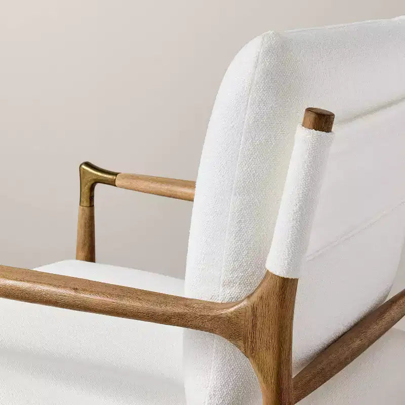Poltrona d'accento imbottita in bouclé con dettagli in ottone - Rovere naturale/invecchiato - Hearth & Hand™ with Magnolia: Stile rustico, Esclusivo