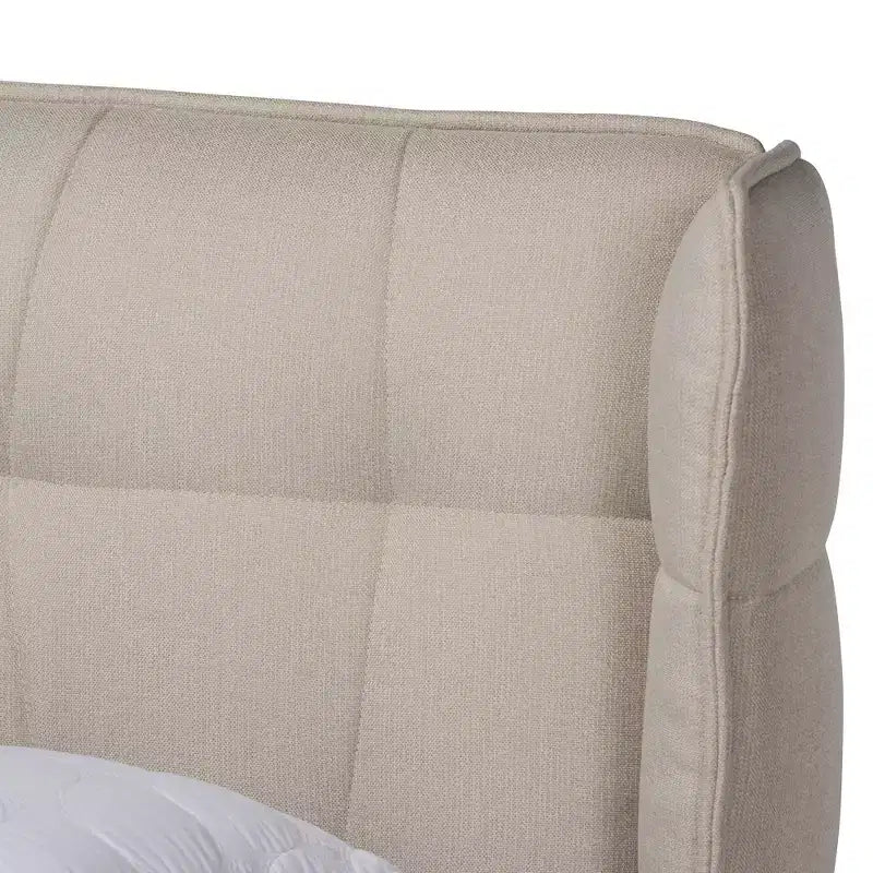 Letto a piattaforma in tessuto imbottito con testiera ad ali Gretchen - Baxton Studio
