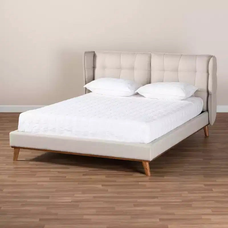 Letto a piattaforma in tessuto imbottito con testiera ad ali Gretchen - Baxton Studio