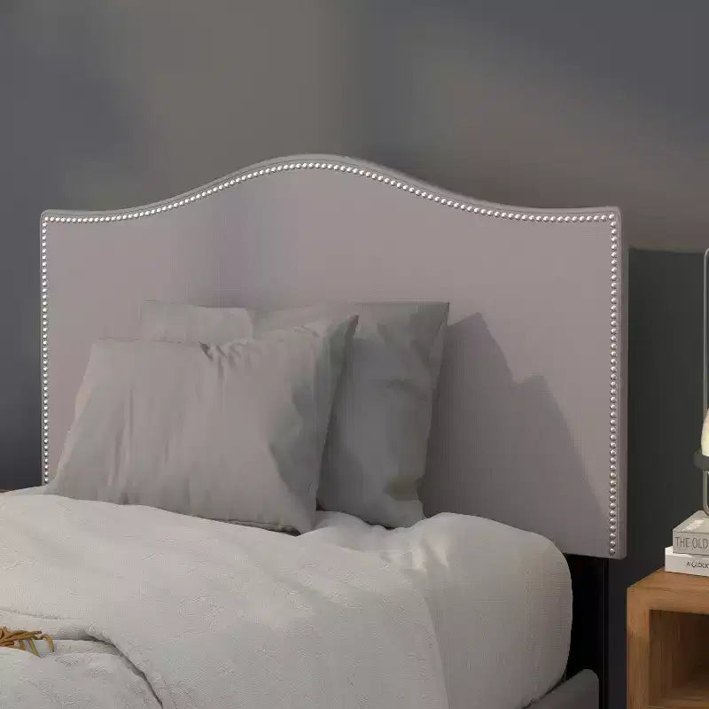 Testata imbottita ad arco Lexington di Flash Furniture con profili a borchie