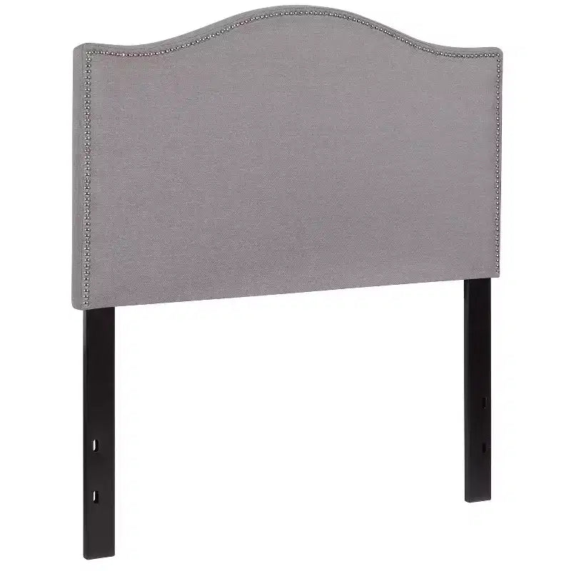 Testata imbottita ad arco Lexington di Flash Furniture con profili a borchie