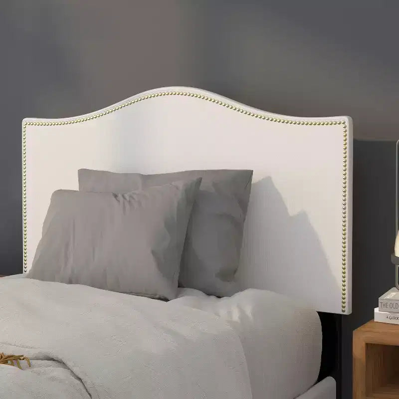 Testata imbottita ad arco Lexington di Flash Furniture con profili a borchie