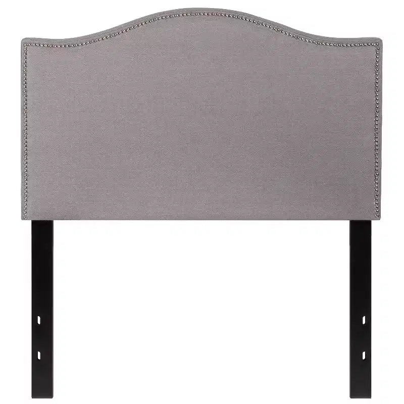 Testata imbottita ad arco Lexington di Flash Furniture con profili a borchie