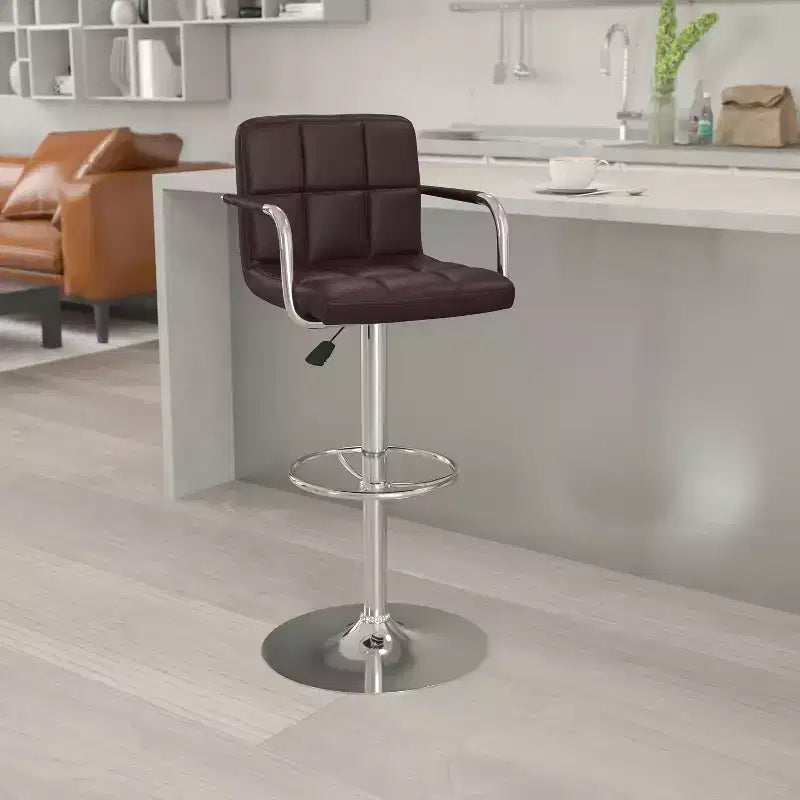 Sgabello da bar contemporaneo Flash Furniture in vinile trapuntato, regolabile in altezza, con braccioli e base cromata