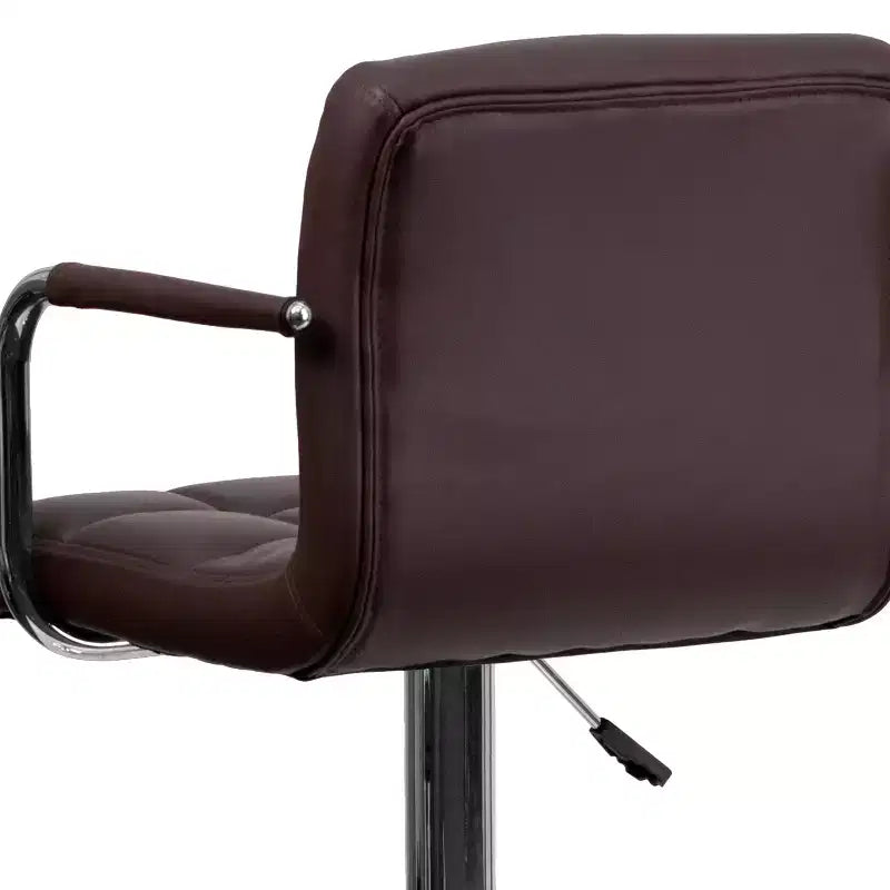 Sgabello da bar contemporaneo Flash Furniture in vinile trapuntato, regolabile in altezza, con braccioli e base cromata