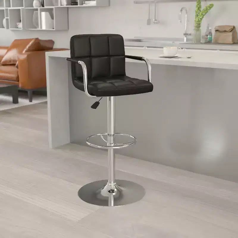 Sgabello da bar contemporaneo Flash Furniture in vinile trapuntato, regolabile in altezza, con braccioli e base cromata
