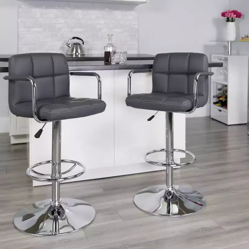 Sgabello da bar contemporaneo Flash Furniture in vinile trapuntato, regolabile in altezza, con braccioli e base cromata