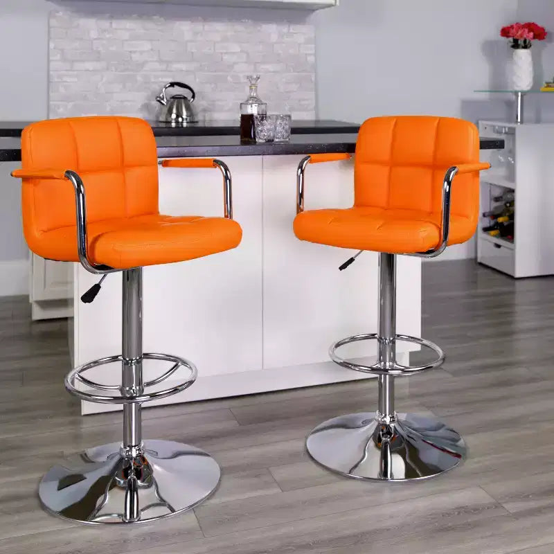 Sgabello da bar contemporaneo Flash Furniture in vinile trapuntato, regolabile in altezza, con braccioli e base cromata