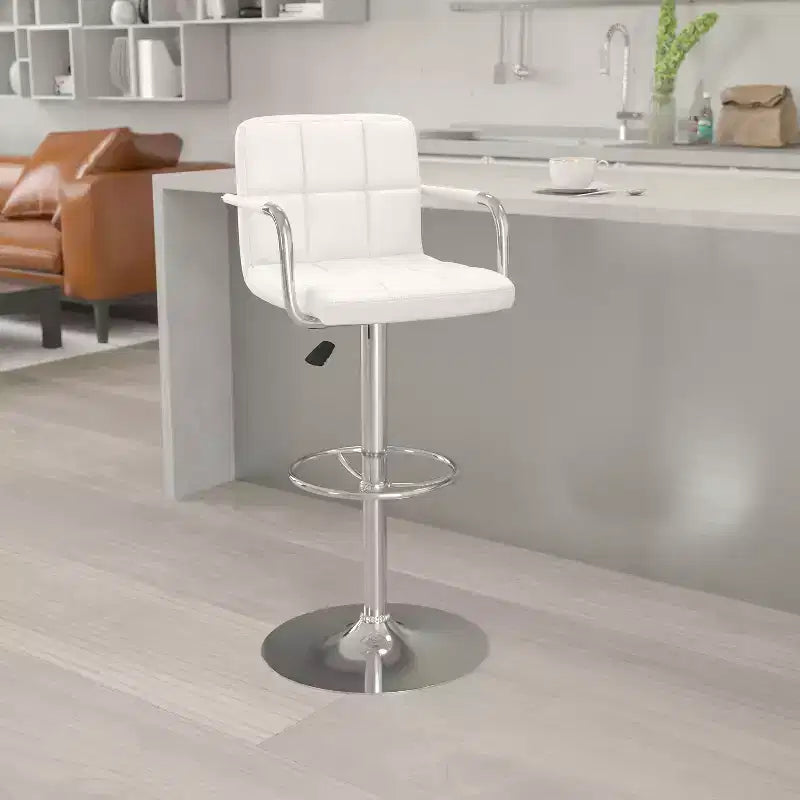 Sgabello da bar contemporaneo Flash Furniture in vinile trapuntato, regolabile in altezza, con braccioli e base cromata