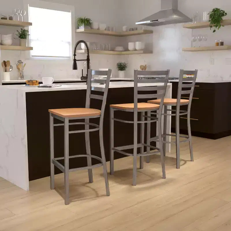 Sgabello da bar per ristorante con schienale a pioli e finitura trasparente, modello Emma e Oliver