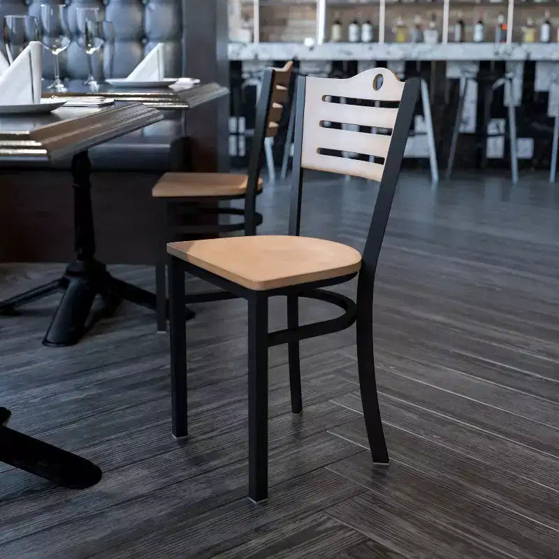 Sedia da pranzo in metallo con schienale a doghe Emma e Oliver Black per ristorante