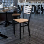 Sedia da pranzo in metallo con schienale a doghe Emma e Oliver Black per ristorante