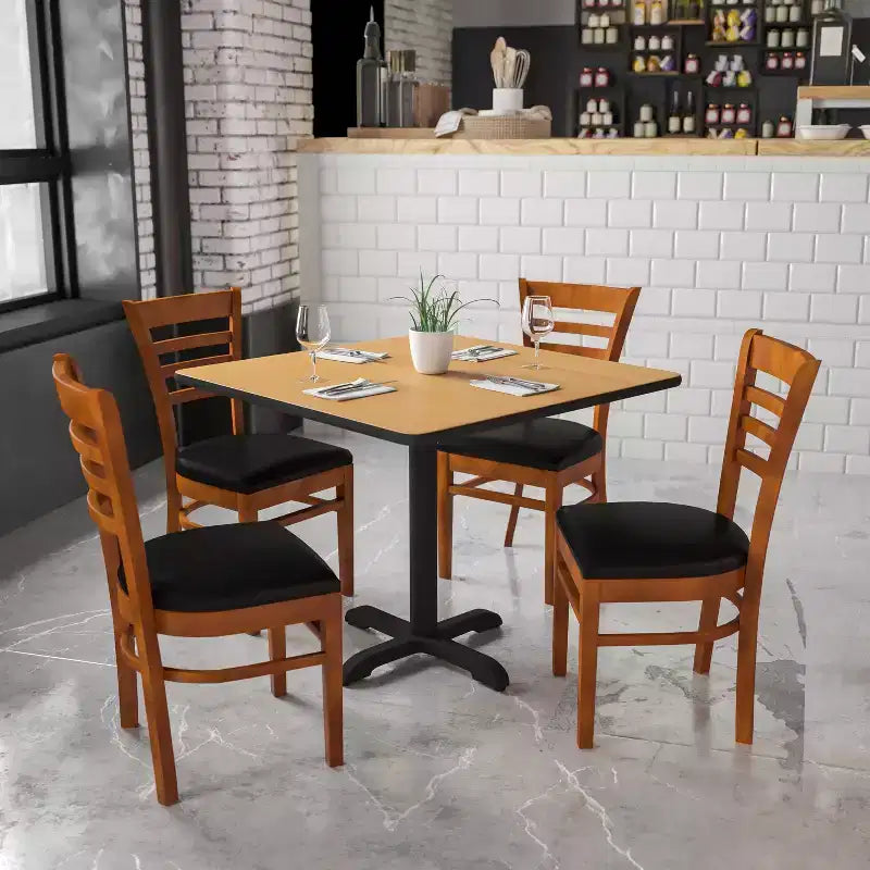 Sedia da pranzo in legno con schienale a pioli Emma e Oliver per ristorante