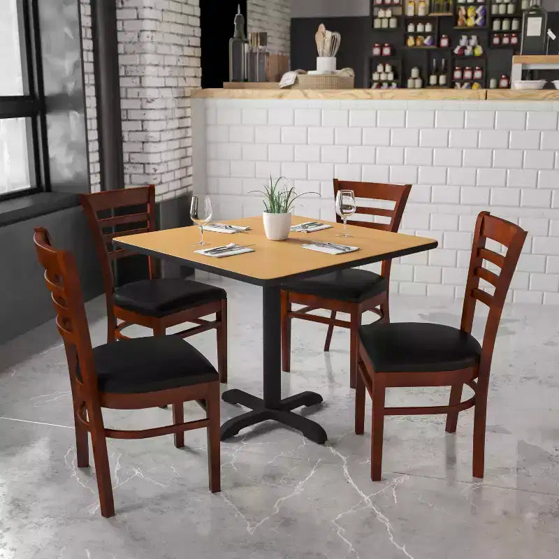 Sedia da pranzo in legno con schienale a pioli Emma e Oliver per ristorante