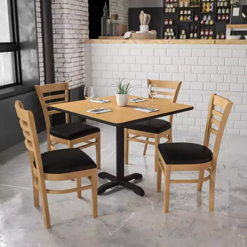 Sedia da pranzo in legno con schienale a pioli Emma e Oliver per ristorante