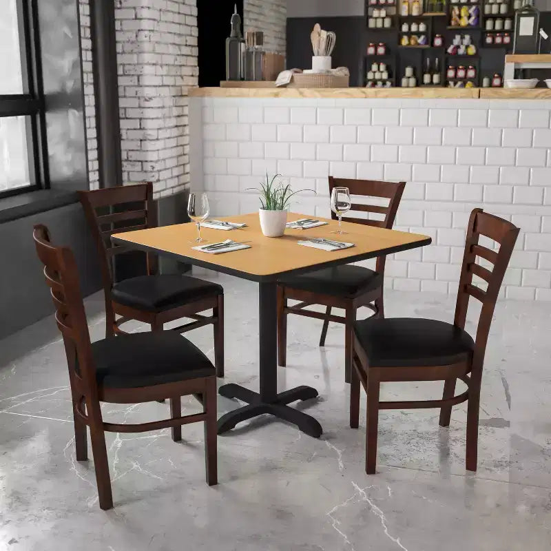 Sedia da pranzo in legno con schienale a pioli Emma e Oliver per ristorante