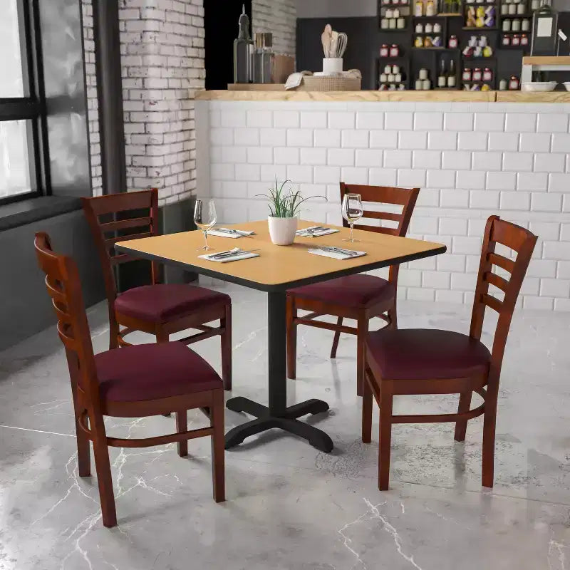 Sedia da pranzo in legno con schienale a pioli Emma e Oliver per ristorante
