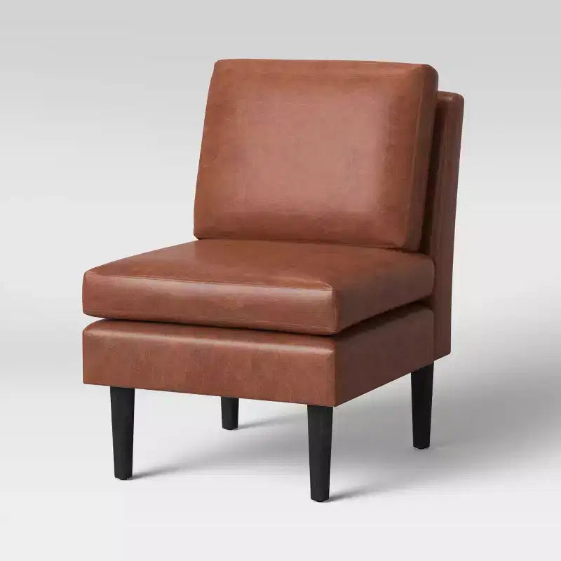 Poltrona Gelbin in similpelle con gambe in legno - Threshold