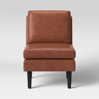 Poltrona Gelbin in similpelle con gambe in legno - Threshold