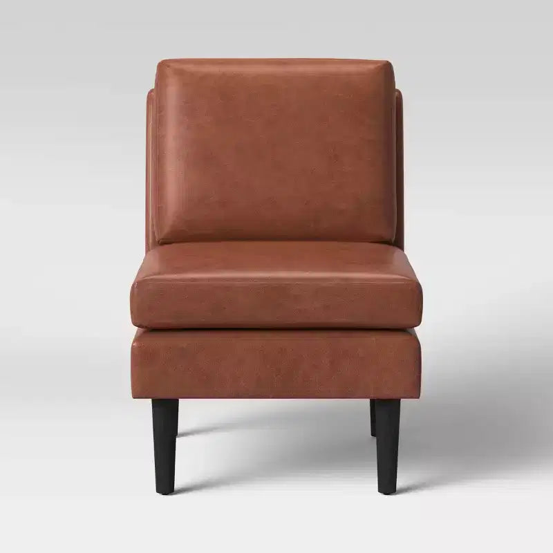 Poltrona Gelbin in similpelle con gambe in legno - Threshold